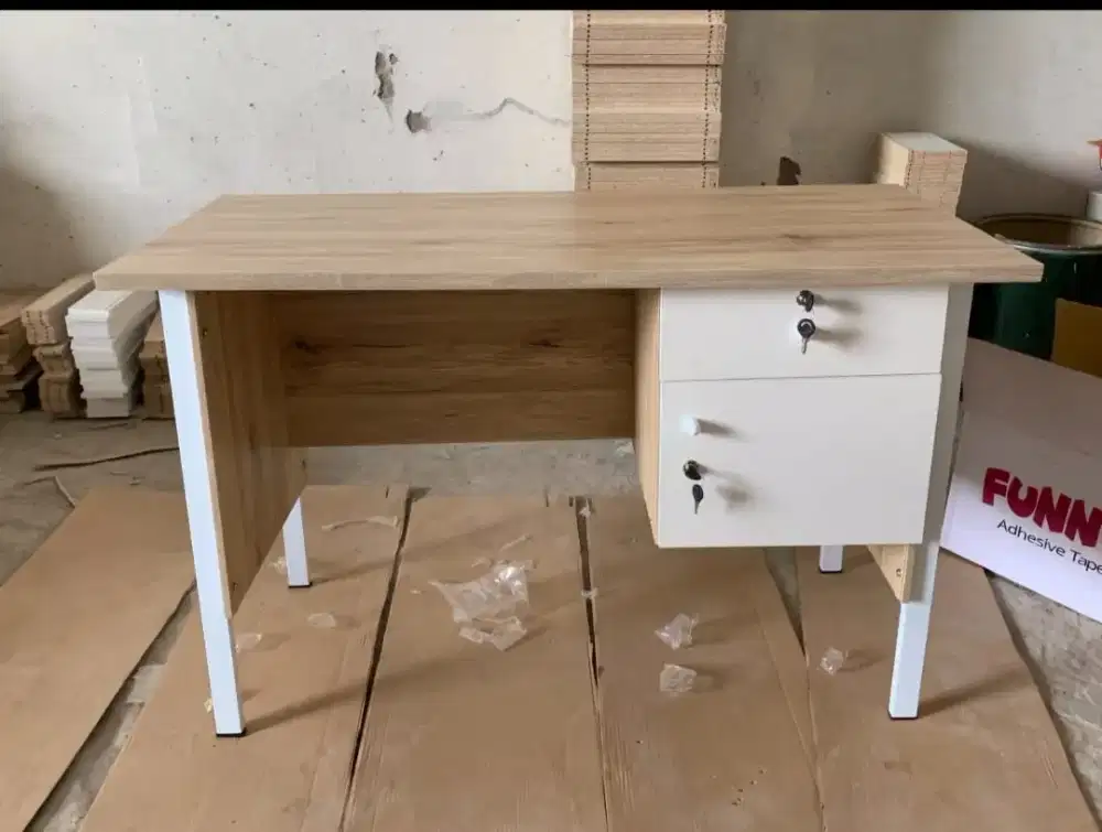 Meja kantor kaki besi