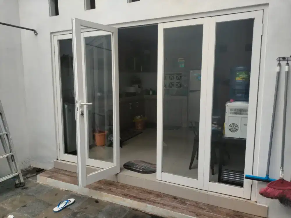Pintu lipat aluminium kaca