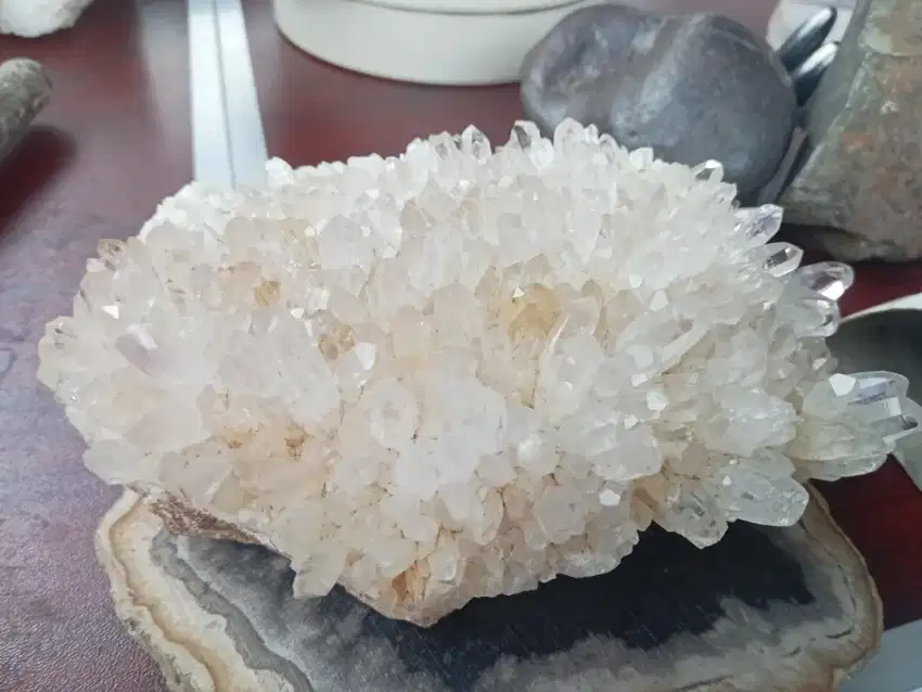 Batu quartz crystal cluster atau kristal kecubung rumpun alami
