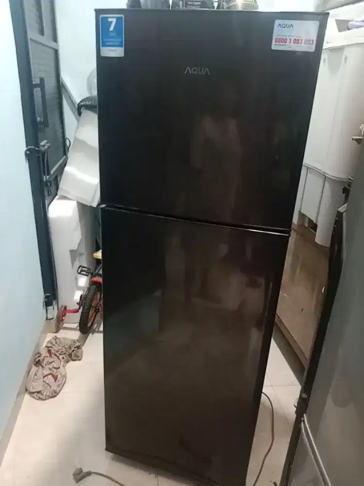 Kulkas 2 pintu merek aqua