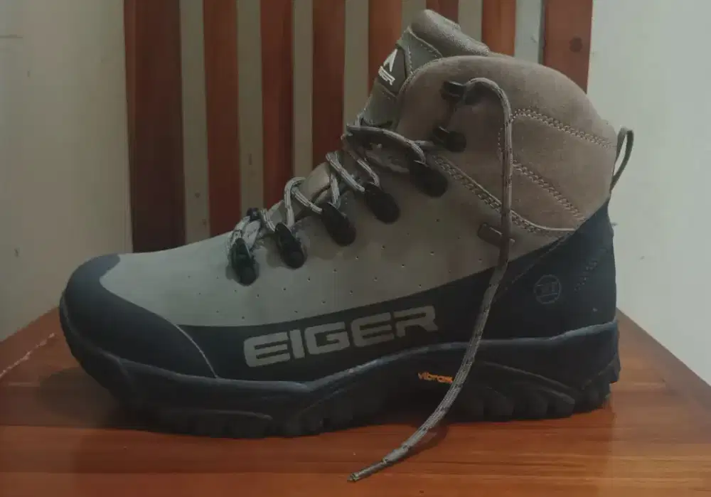 Sepatu gunung Eiger