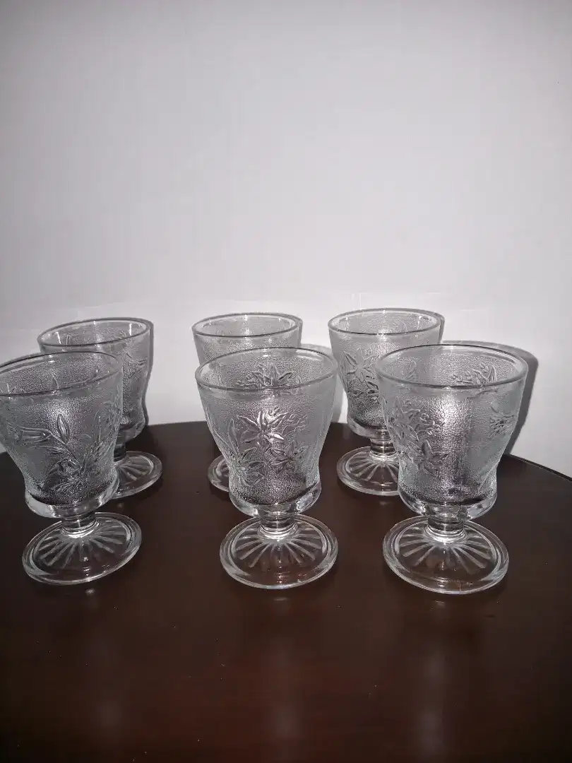 Gelas minum kaki kaca