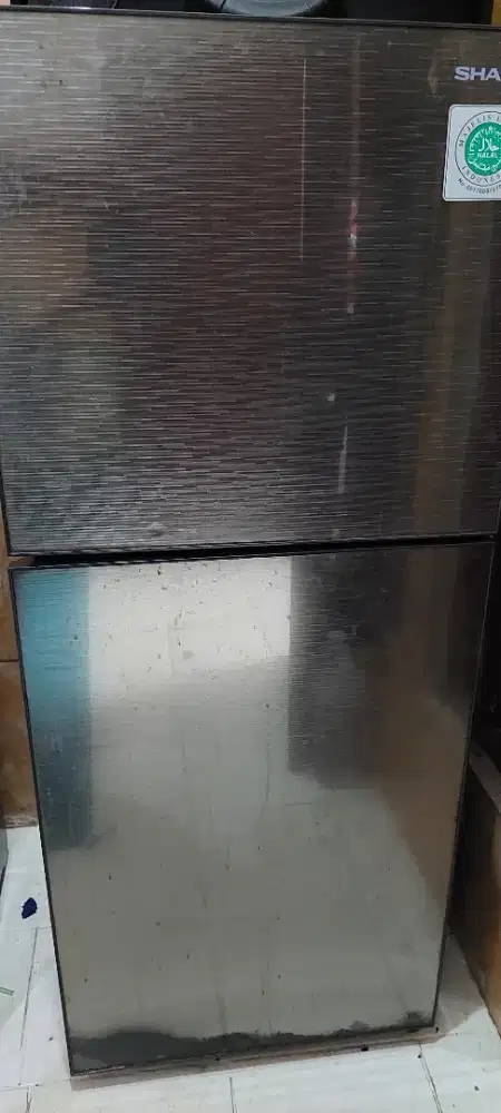 Kulkas/lemari es/lemari pendingin Sharp