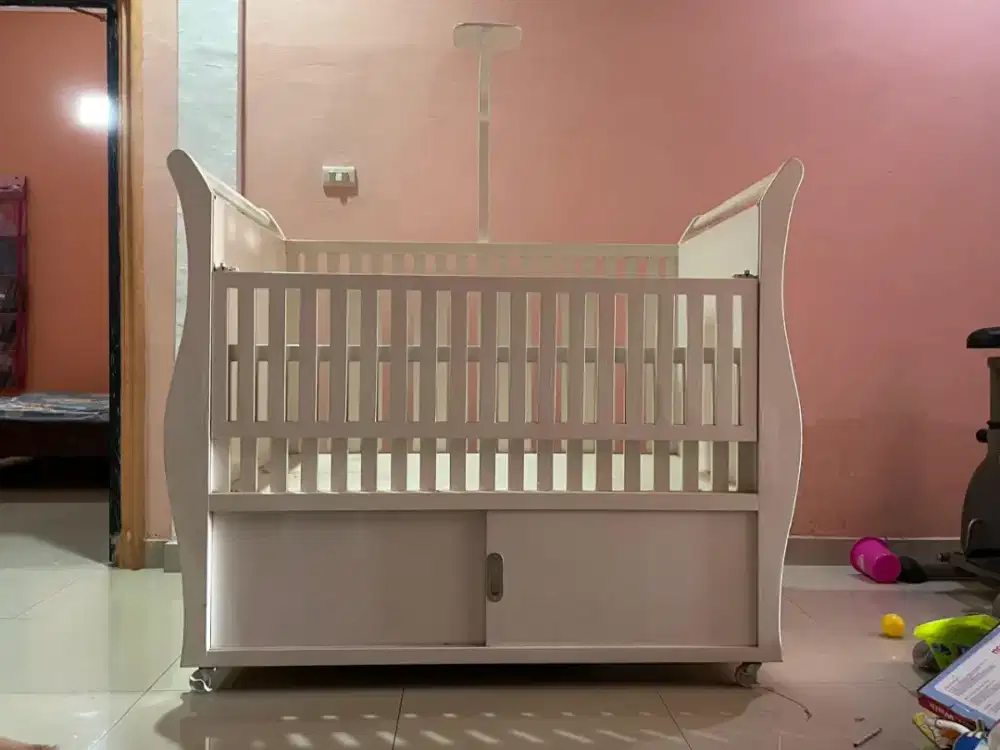 Box dipan tempat tidur bayi