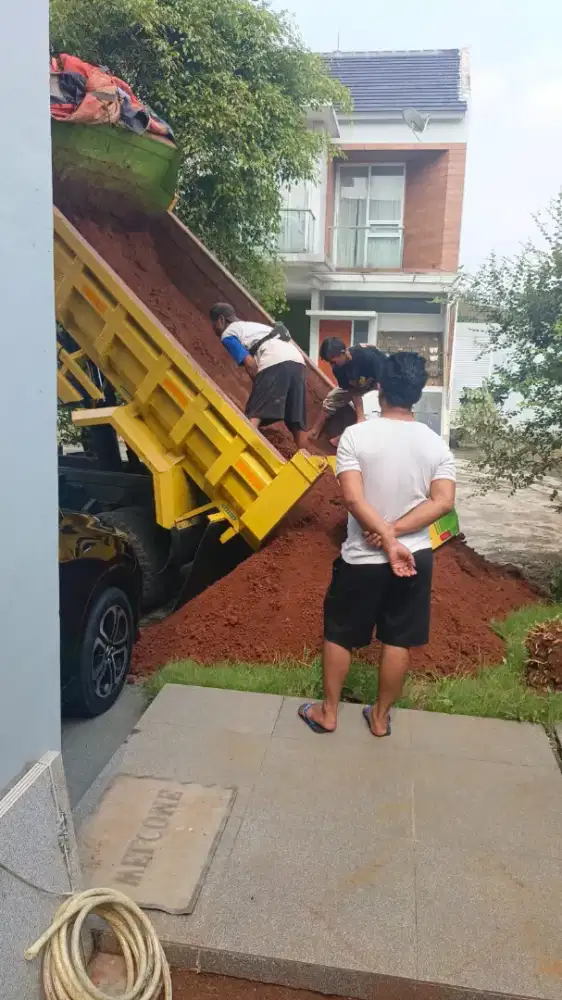 tanah merah tanah urug mobil puing sampah