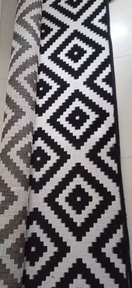 Karpet Hitam Putih