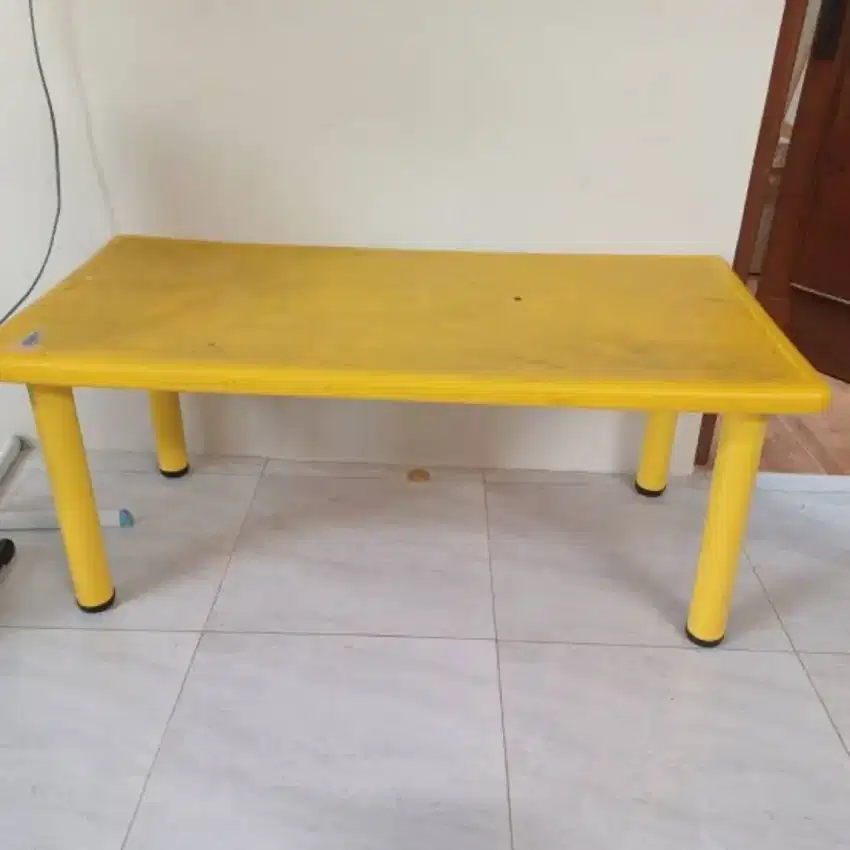 Meja belajar anak informa dan 2 kursi kecil