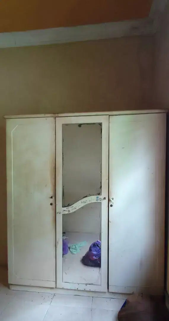 Lemari baju/pakaian (tiga pintu + cermin + 1 laci)