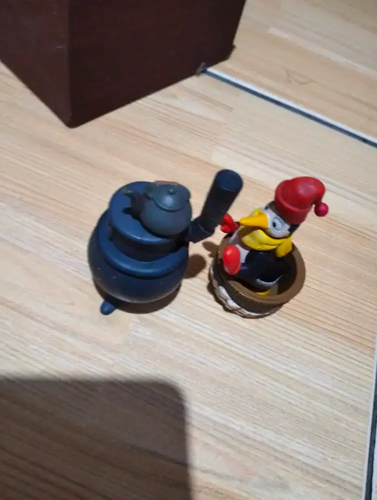 Action figure pinguin di perapian