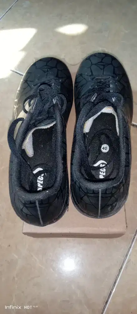Sepatu bola.merk specs