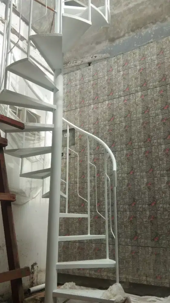 tangga lipat putar furnitur