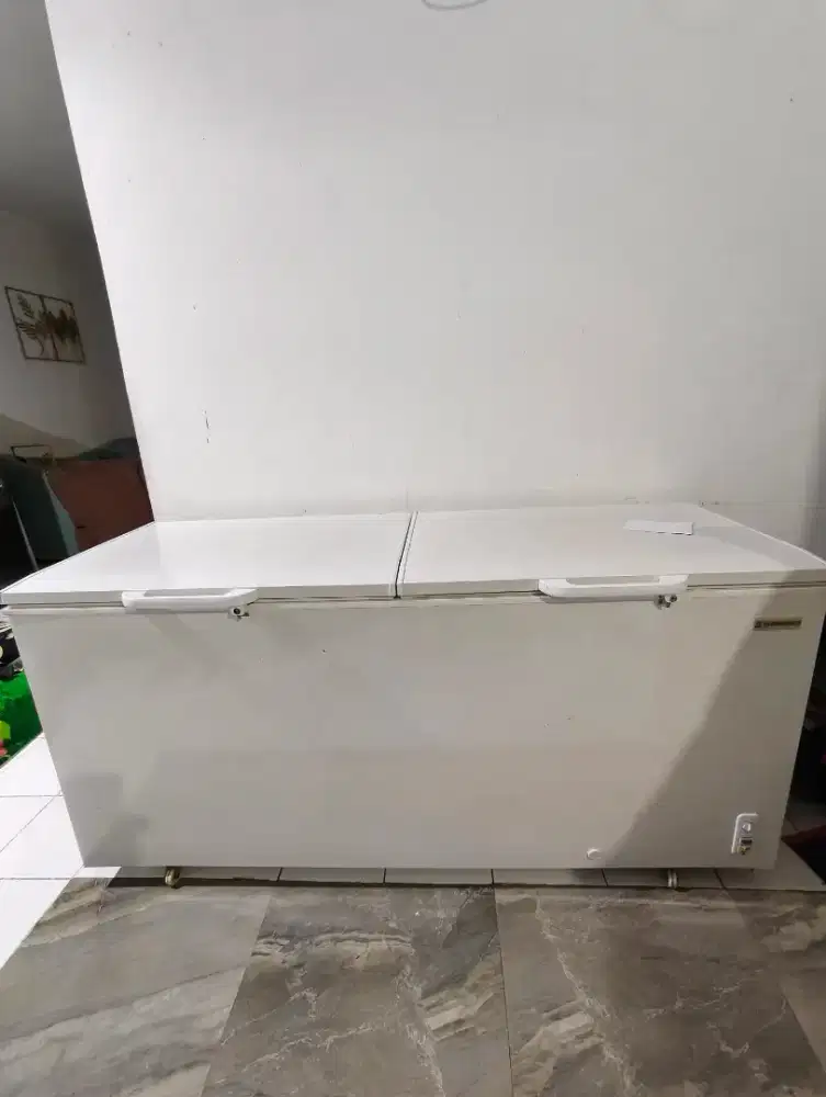 Frezzer besar merek sansio