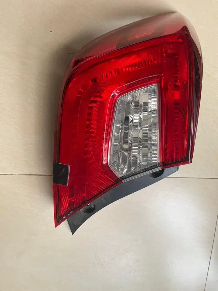 Lampu belakang kiri honda brio 2023 original retak