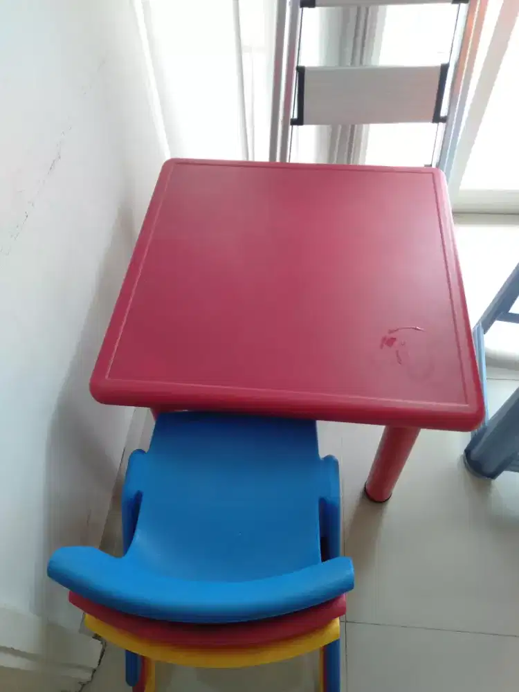 Meja Anak + 3 kursi- Bekas