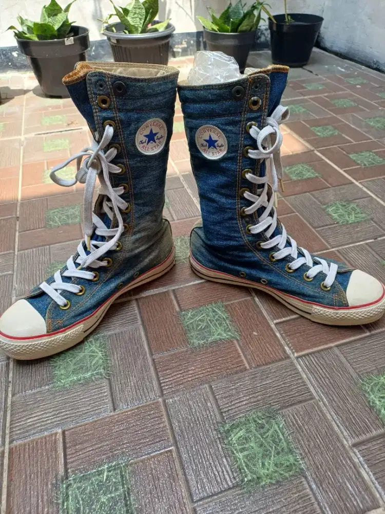 Sepatu merk Converse Chuck Taylor Original