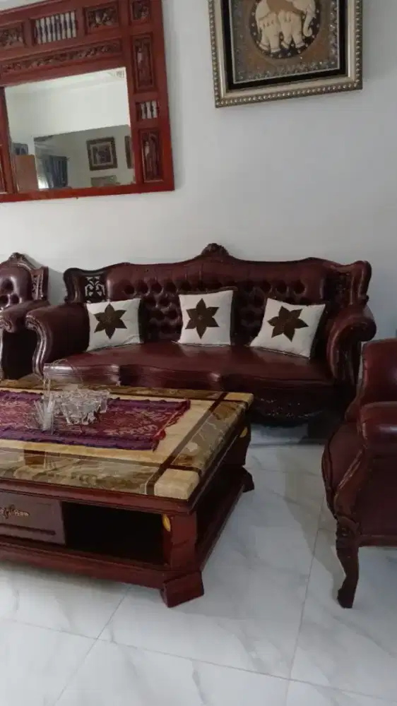 Satu set sofa beserta meja