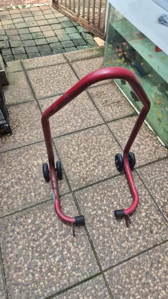 Paddock Motor warna Merah