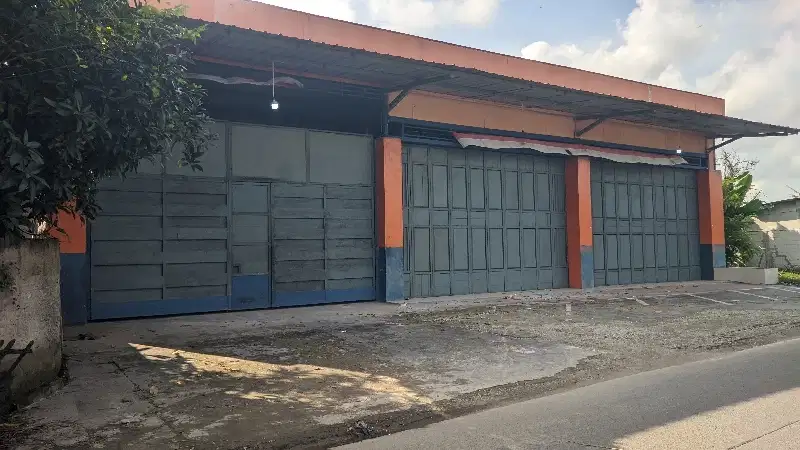 Rumah tempat usaha gudang strategis