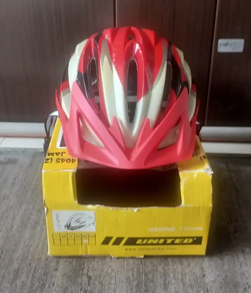 Helm Sepeda United