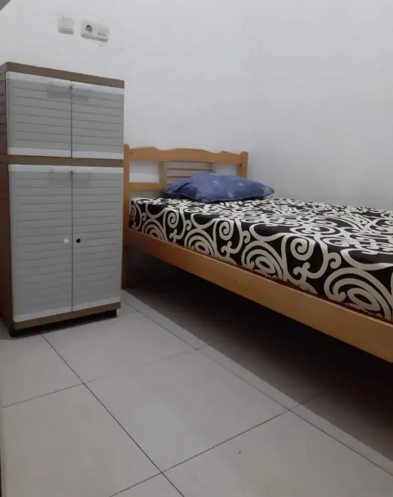 DISEWAKAN KOST PUTRI – LOKASI STRATEGIS – JARANG ADA