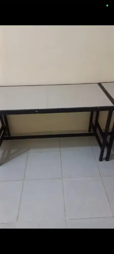 Meja besi alas keramik