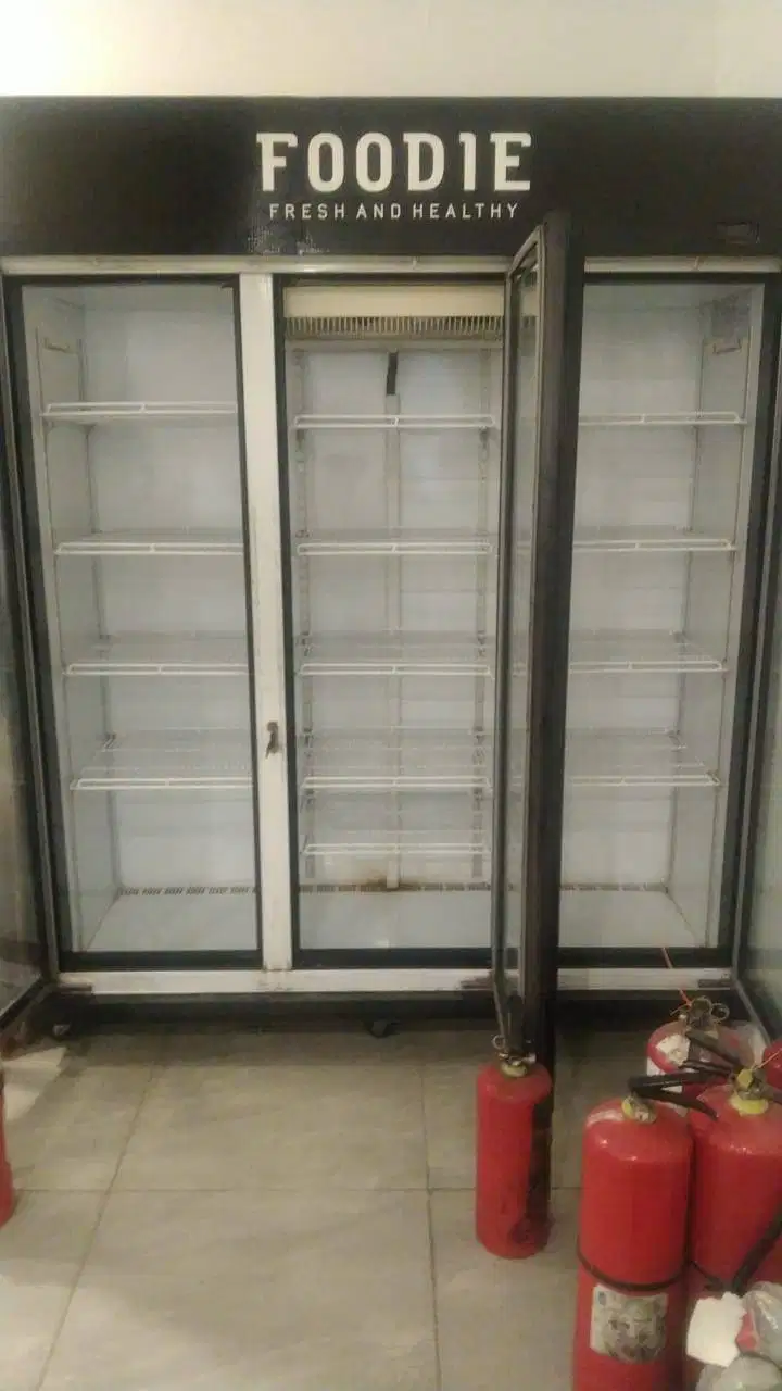 SHOWCASE 3 PINTU RSA