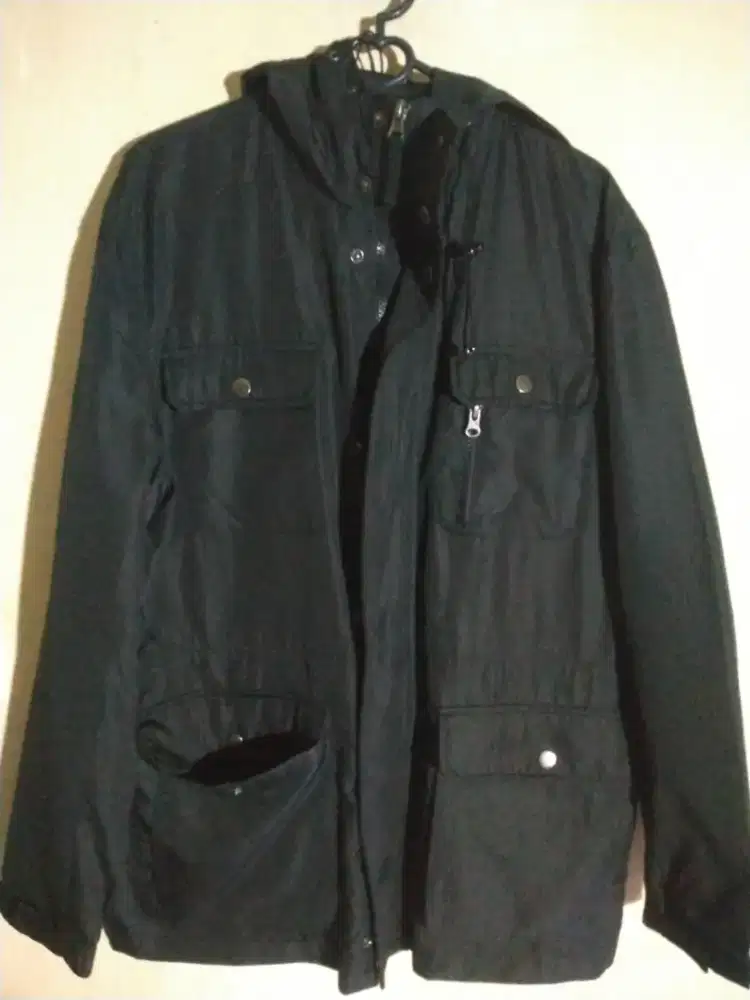 Jual jaket bahan parasut ORI size L mulus banget seperti baru