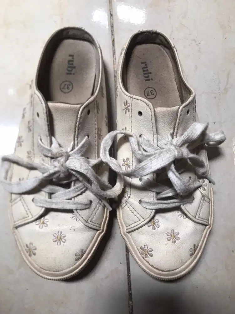 sepatu rubi floral