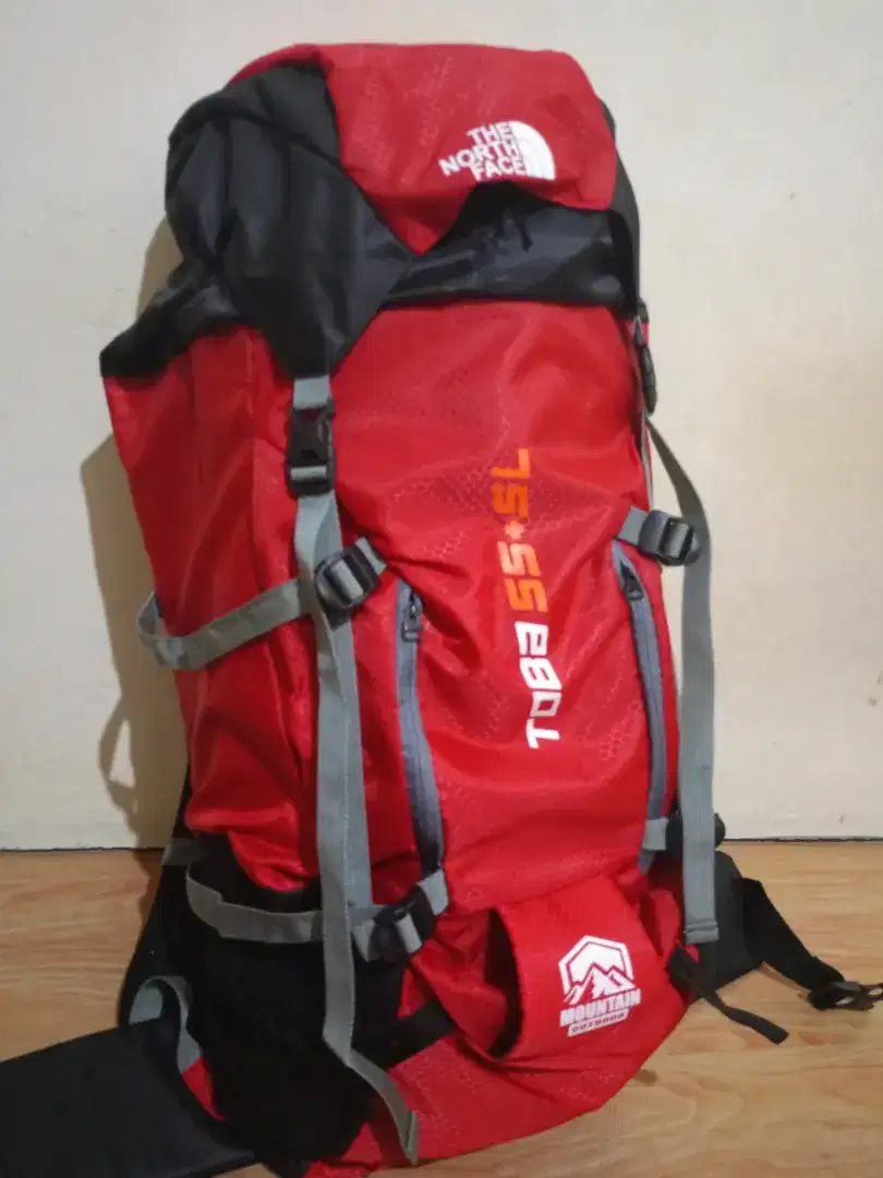 TAS GUNUNG DAN SEPATU GUNUNG, RANSEL HIKING, SEPATU OUTDOOR TAS OUTDOO