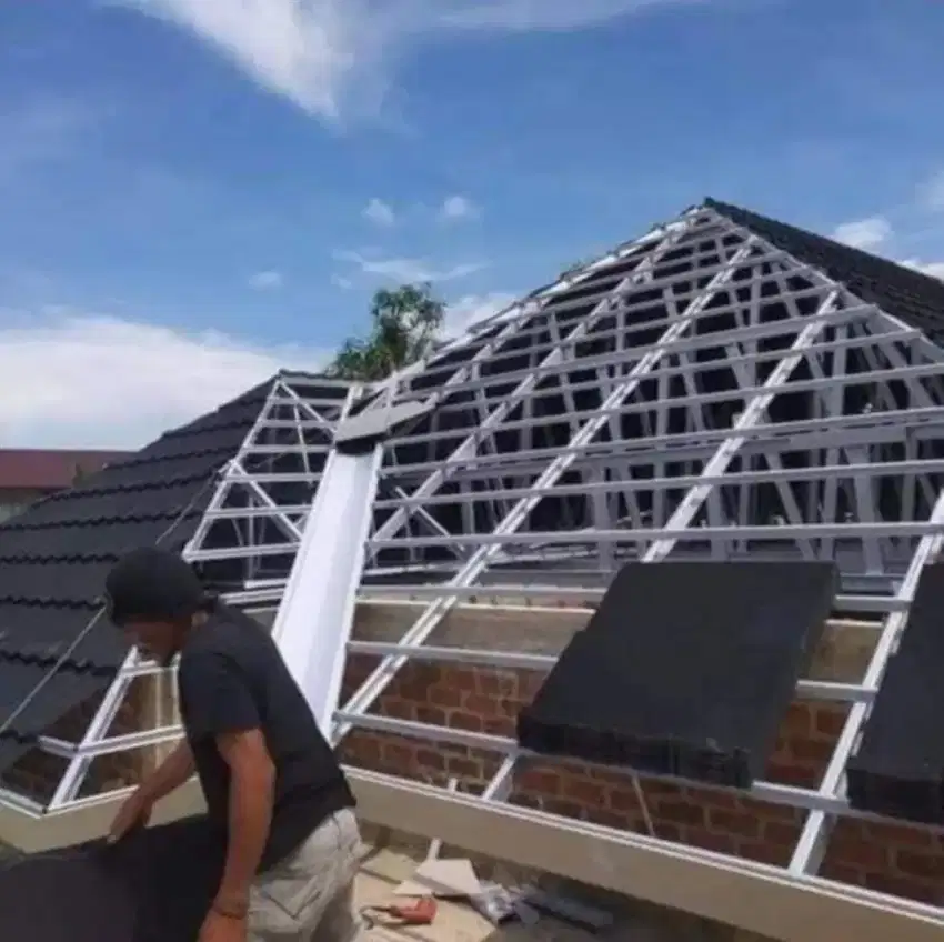 renovasi bongkar rangka atap lama di ganti rangka atap baja ringan