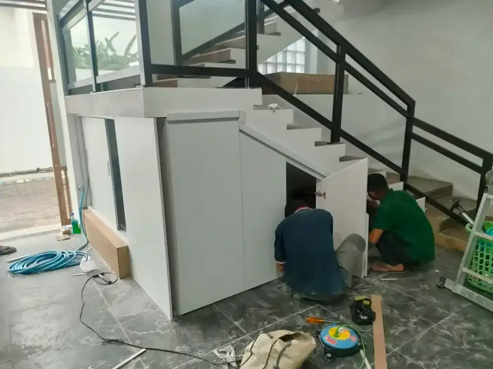 Lemari almari penutup bawah tangga