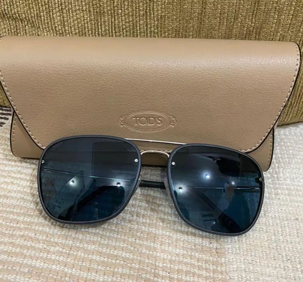 Kacamata Hitam merk TODS 100% authentic