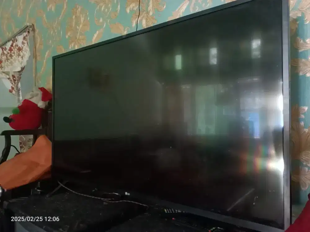 Dijual 1 set tv 43 inc ultra HD merk LG dan speaker aktif