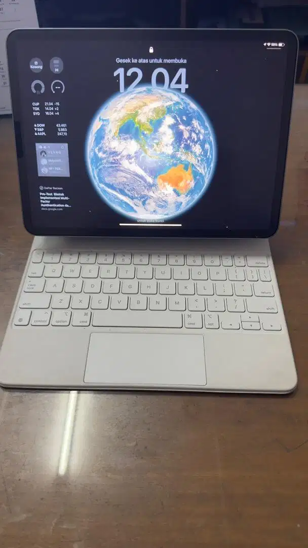 Ipad Pro 11” Generasi 4 + Magic Keyboard