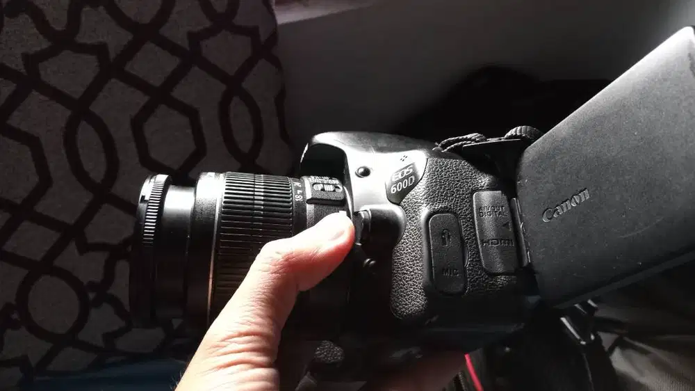 Kamera DSLR Canon EOS 600D Lensa Kit EF-S 18-55mm f/3.5-5.6 IS II