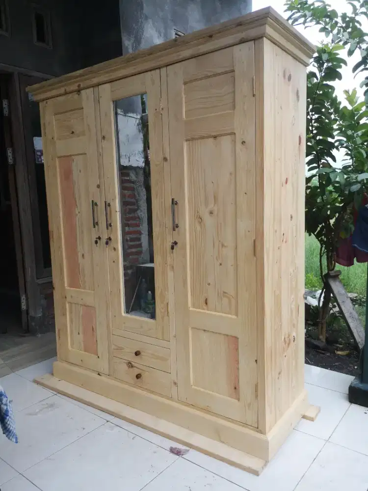 lemari kayu pinus