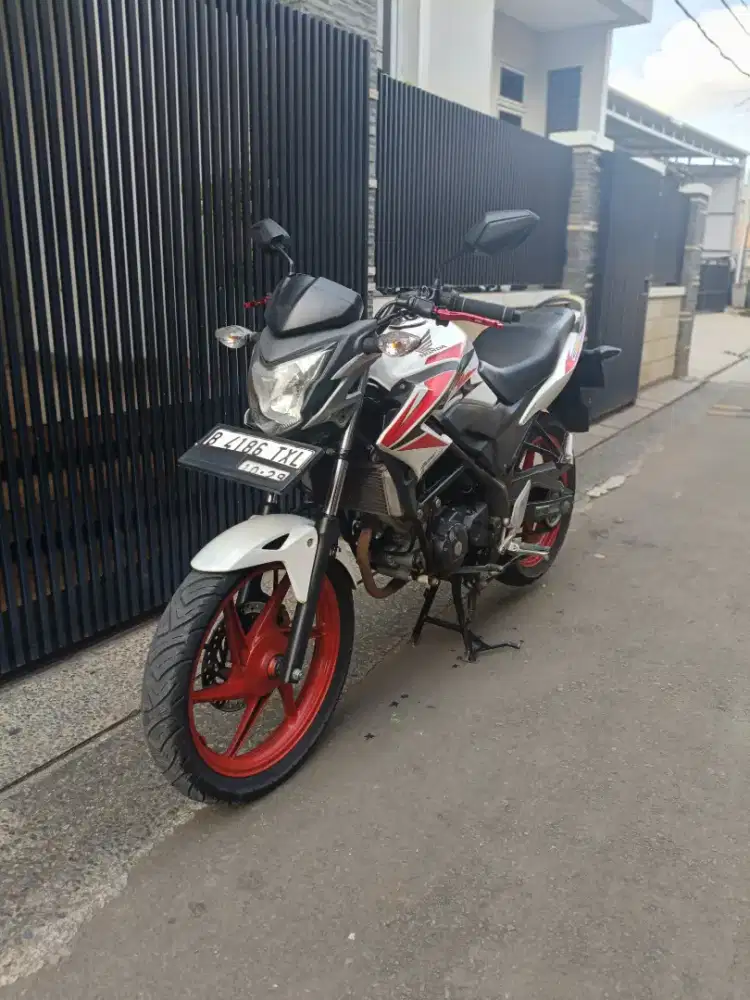 Bissmillah dijual motor Honda cb 150R 2014