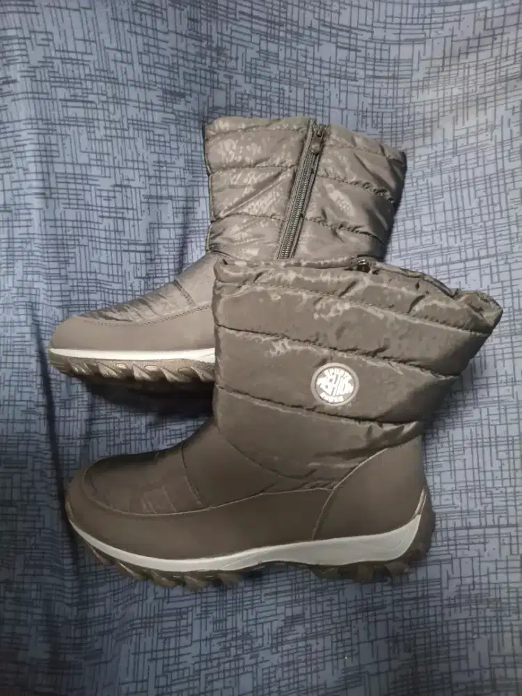 Sepatu boot musim salju