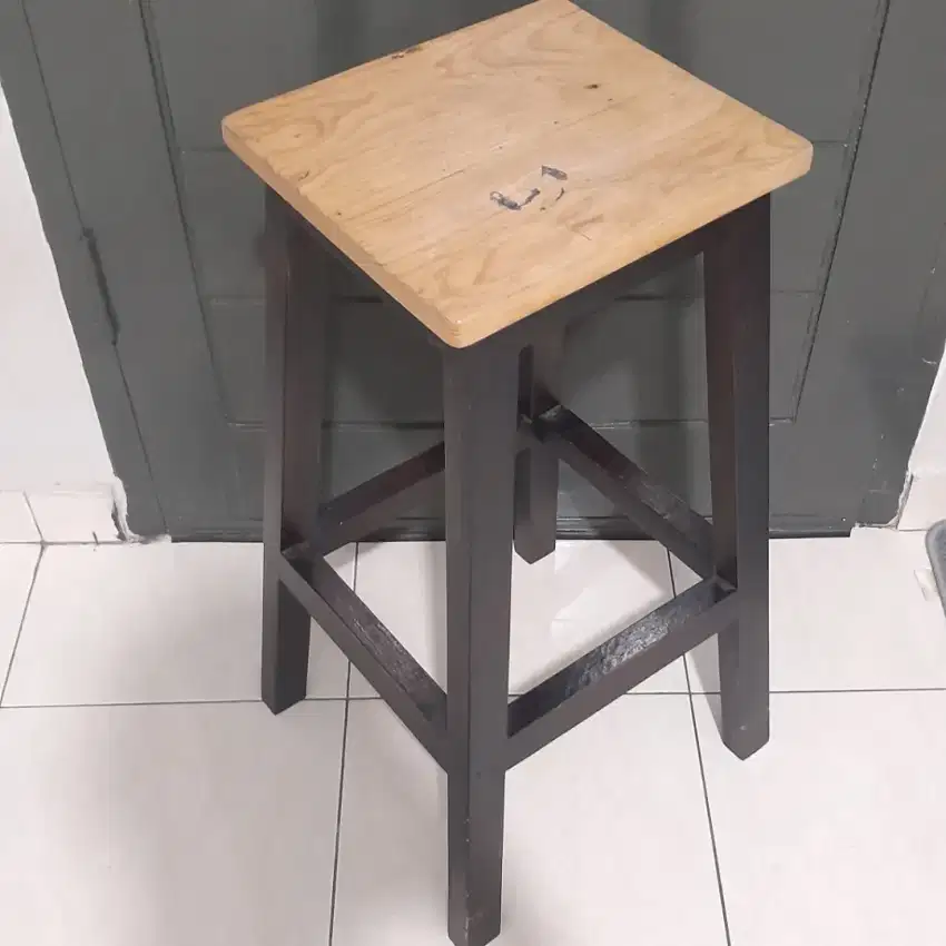 2 pcs Bangku toko kayu. Kokoh & kuat. Kondisi masih bagus