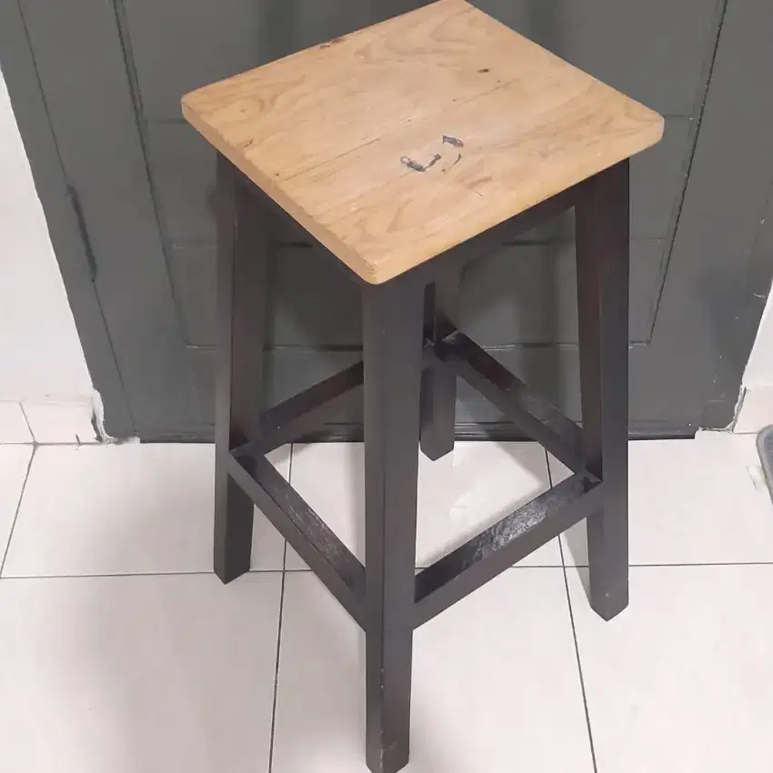 2 pcs Bangku toko kayu. Kokoh & kuat. Kondisi masih bagus