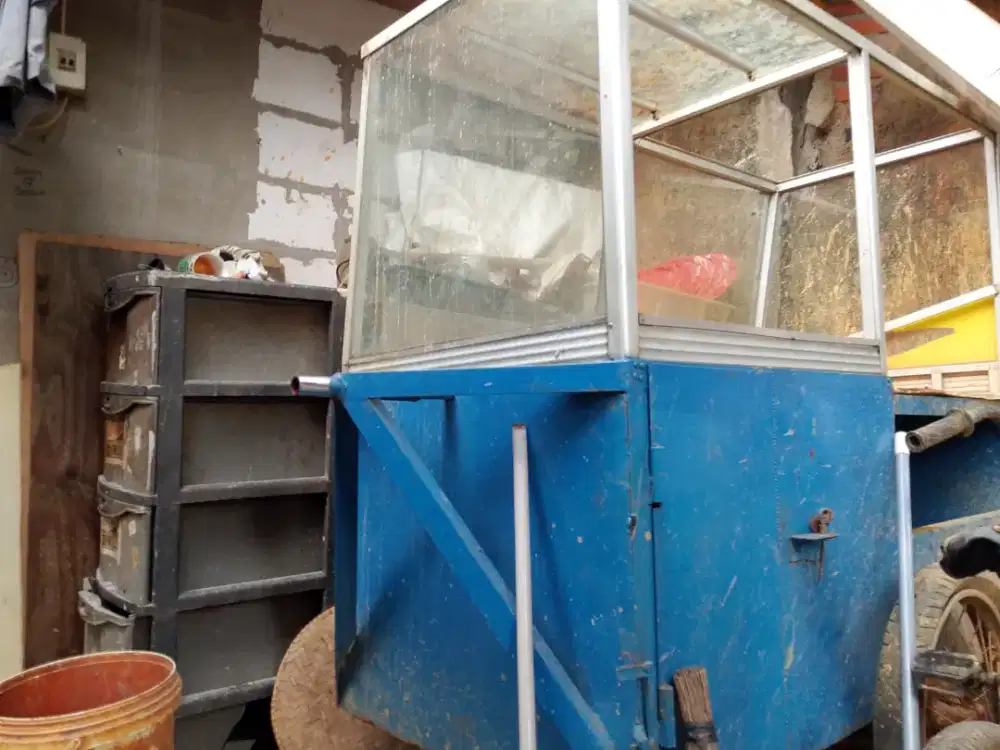 Gerobak bekas jualan makanan