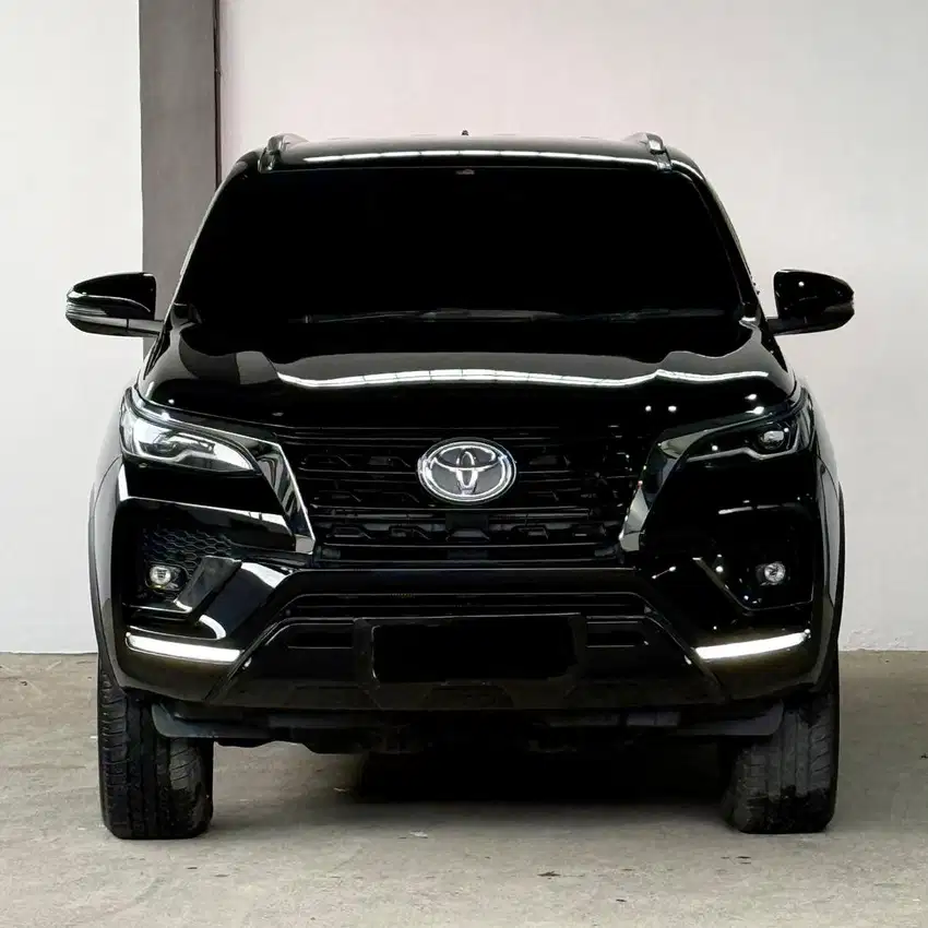Toyota Fortuner Vrz 2.8 A/T 2022 hitam 2023