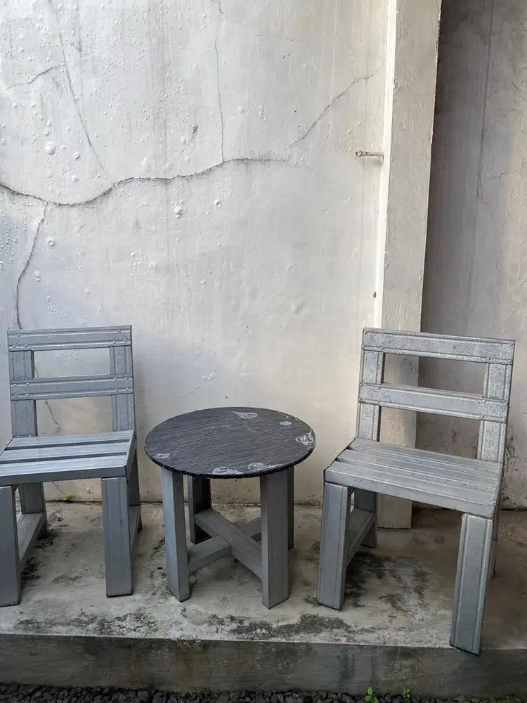 Kursi & meja baja ringan