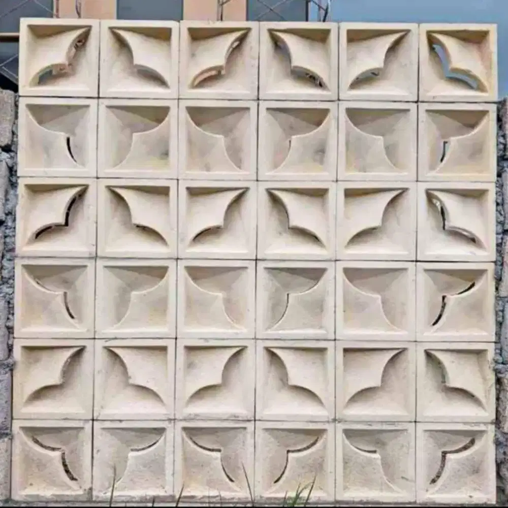 Roster dinding hiasan teras