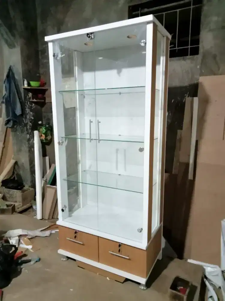 Lemari Kaca Ada Lampu Juga