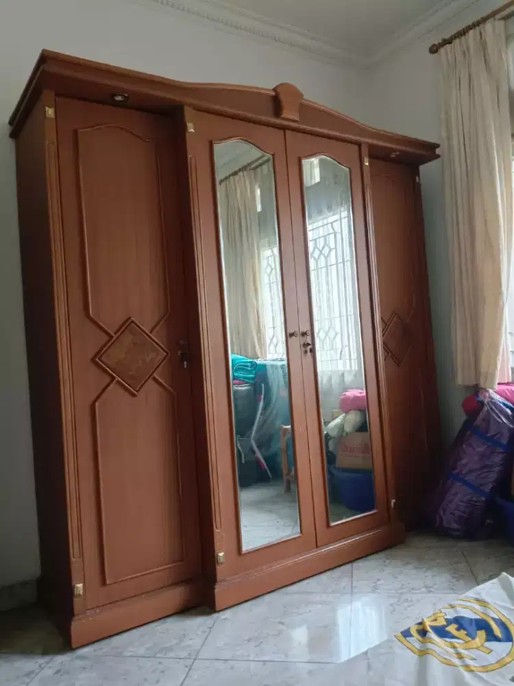 Lemari baju 4 pintu