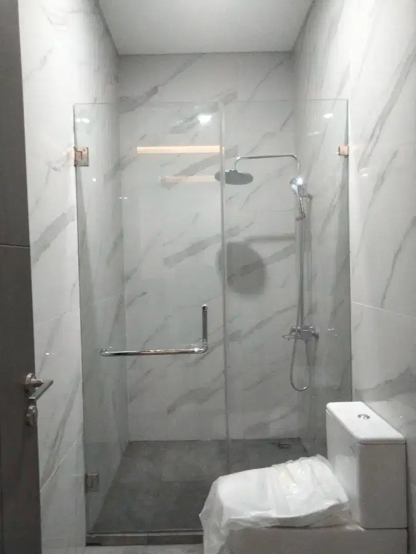Pintu kaca shower kamar mandi