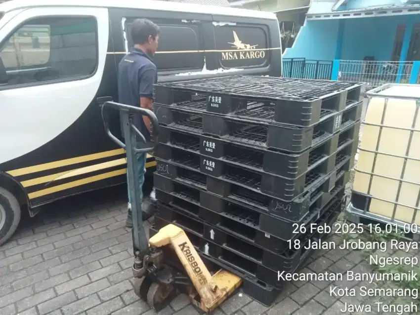 Palet kayu dan plastik