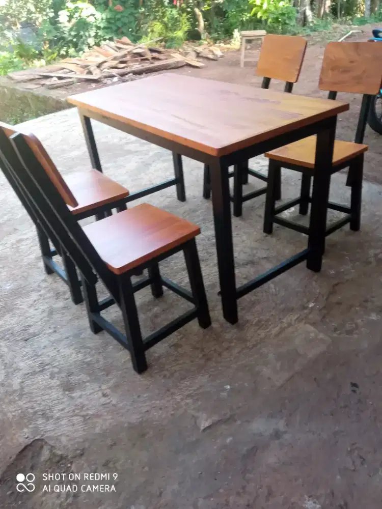 Di juwal meja kursi lestoran 1 set