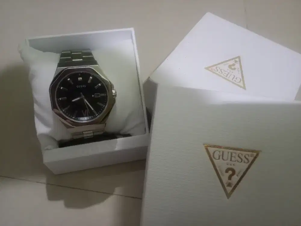 Jam tangan pria Guess